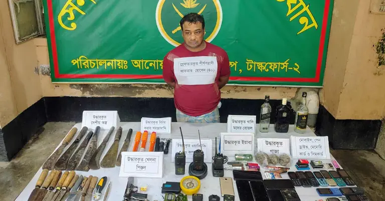 সেনাবাহিনীর অভিযানে গ্রেপ্তার হওয়া শীর্ষ সন্ত্রাসী আখতার